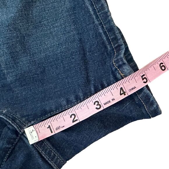 Tommy Hilfiger ~ denim shorts ~ mid rise ~ size 4 ~ medium wash - Picture 6 of 8